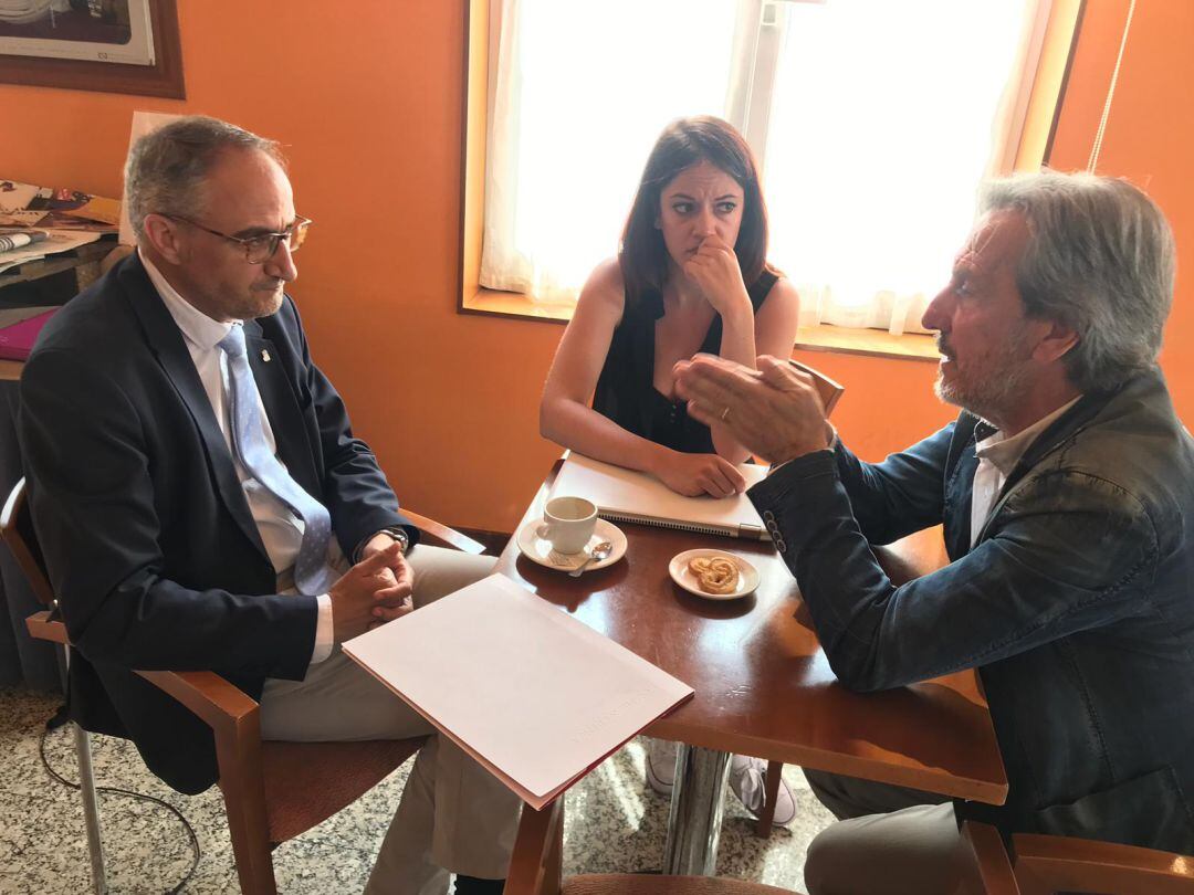 Olegario Ramón, Lorena González y Pedro Muñoz, momentos antes de la presentación de su acuerdo