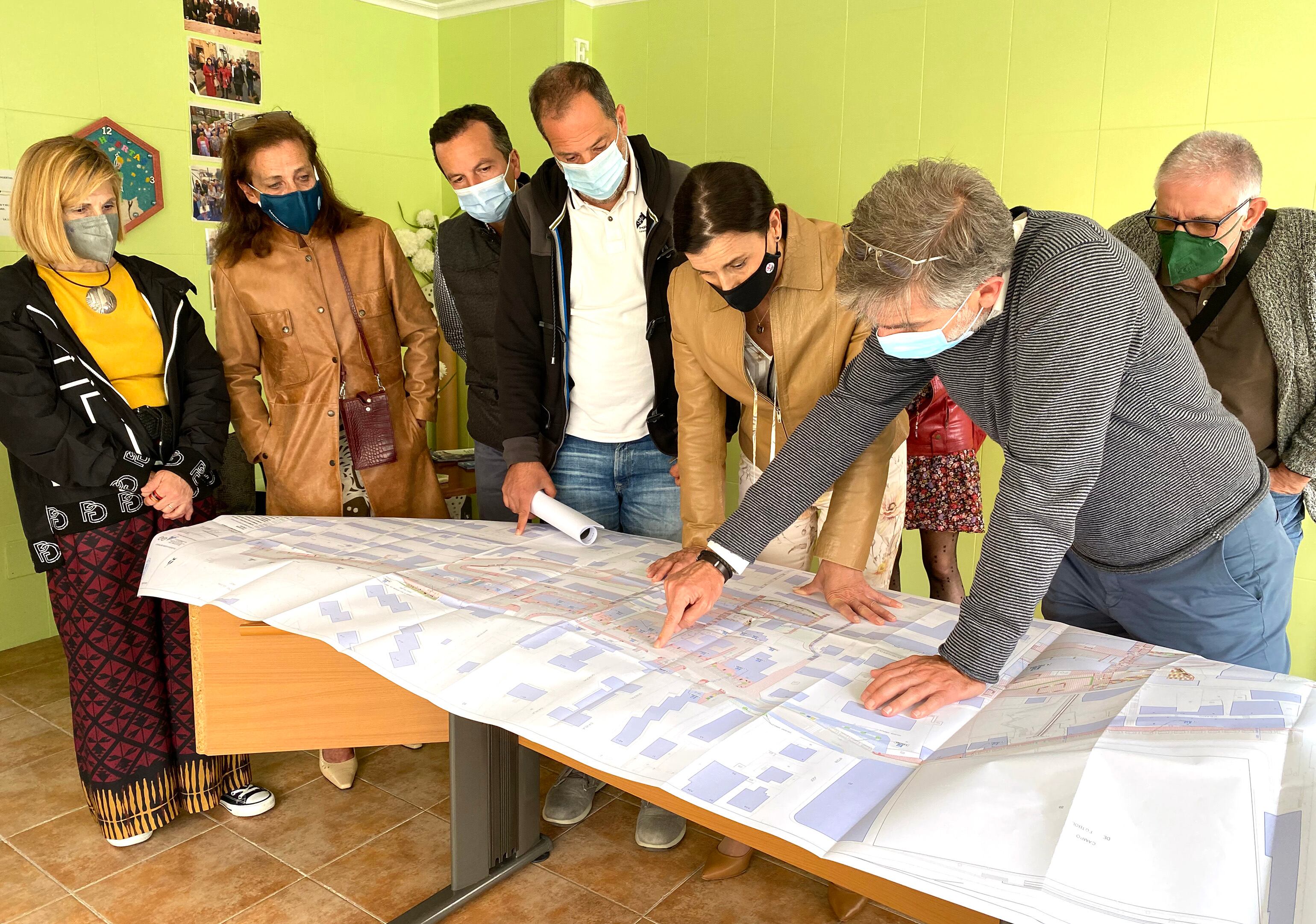 La alcaldesa, Gema Igual, junto al concejal de Fomento, César Díaz, presentando el proyecto a los vecinos.