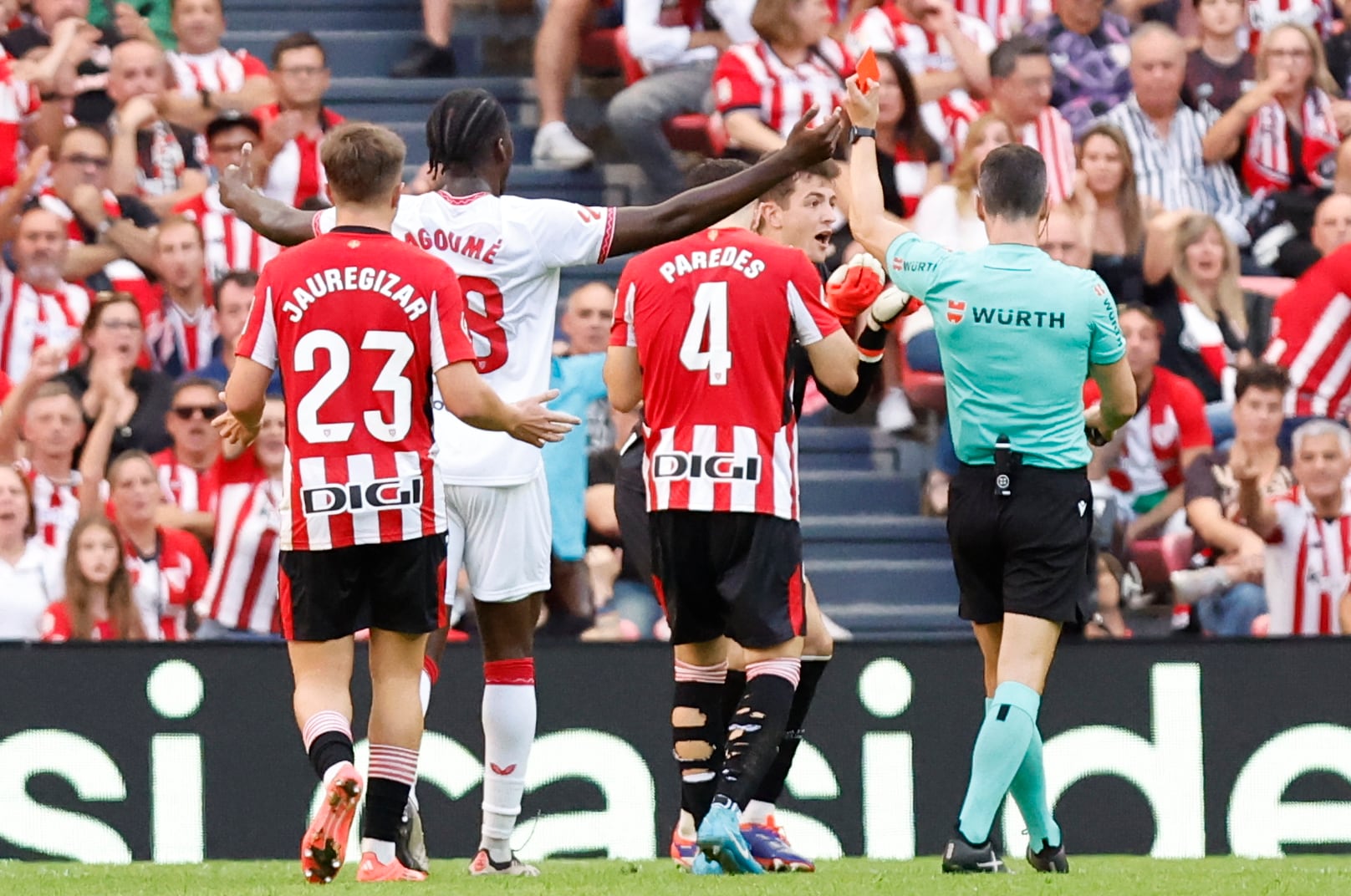 El portero del Athletic de Bilbao, Julen Agirrezabala (2d) ve una tarjeta roja durante el partido de LaLiga contra el Sevilla este domingo en el estadio San Mamés en Bilbao