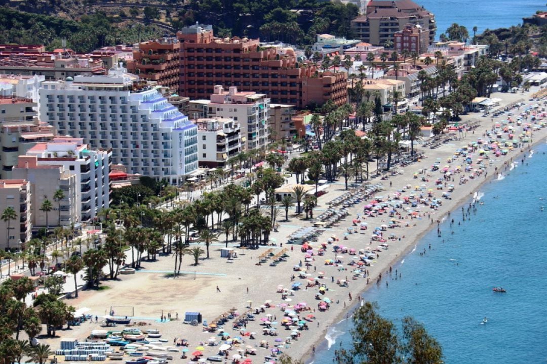 Imagen de la playa de Almuñécar y su planta hotelera