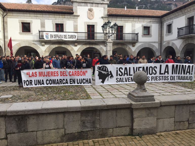 Protesta frente al Ayuntamiento de La Pola de Gordón