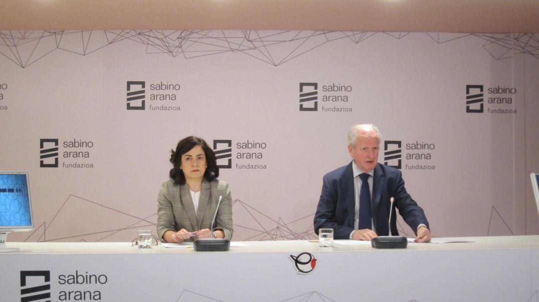 La directora de la Fundación Sabino Arana, Irune Zuluaga, junto a su presidente, Juan María Atutxa 
 