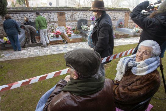 Familiares de víctimas del franquismo ante la primera exhumación realizada en España a petición de la justicia argentina.