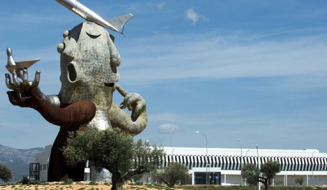 Imagen de la escultura en la rotonda de entrada al aeropuerto de Castellón