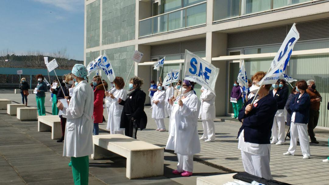 Protesta de las TCAES a las puertas del Hospital Universitario de Burgos