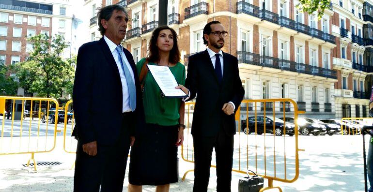 Representantes de la OCU presentan la querella en la Audiencia Nacional