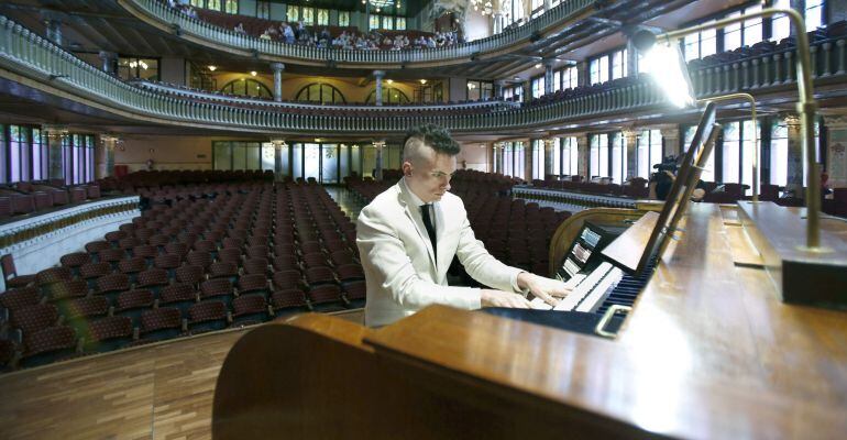 GRA232. BARCELONA, 25/05/2015.- El organista Cameron Carpenter durante la presentación del concierto que ofrecerá mañana en el Palau de la Música de Barcelona, en la que ha lamentado la crisis que vive su instrumento, "que se ha convertido en un fantasma de lo que fue", y se ha mostrado dispuesto a devolverlo al "lugar central en la música", por el método de demostrar que "no es un instrumento de Dios, sino de la gente". EFE/Andreu Dalmau
