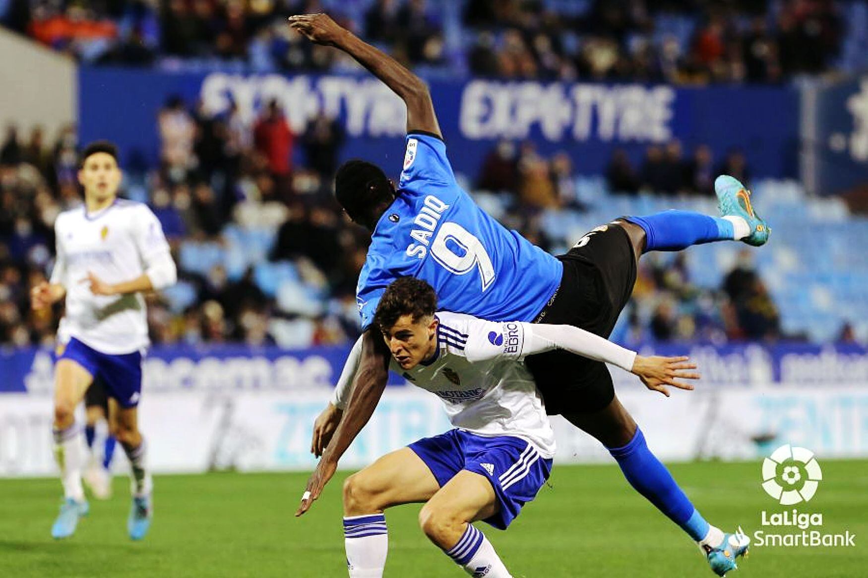 Francés ante Sadiq en un Real Zaragoza-Almería.
