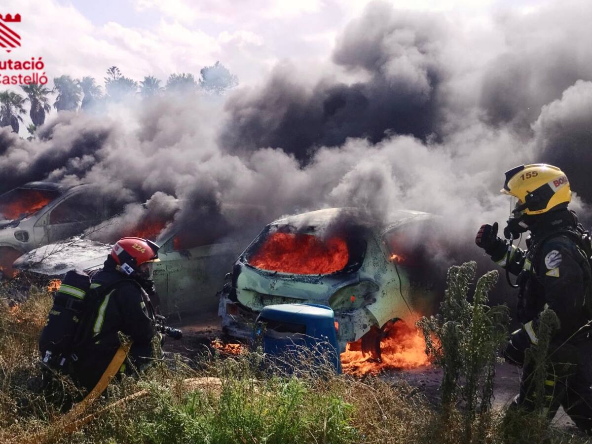 Cinco vehículos calcinados en un incendio en la playa de Nules