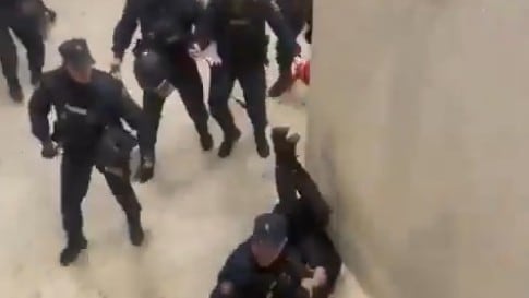 La Policía Nacional carga contra aficionados de Osasuna al término del Osasuna-Real Madrid