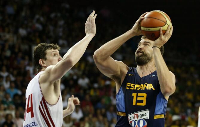 Marc Gasol lanza a canasta ante Turquía