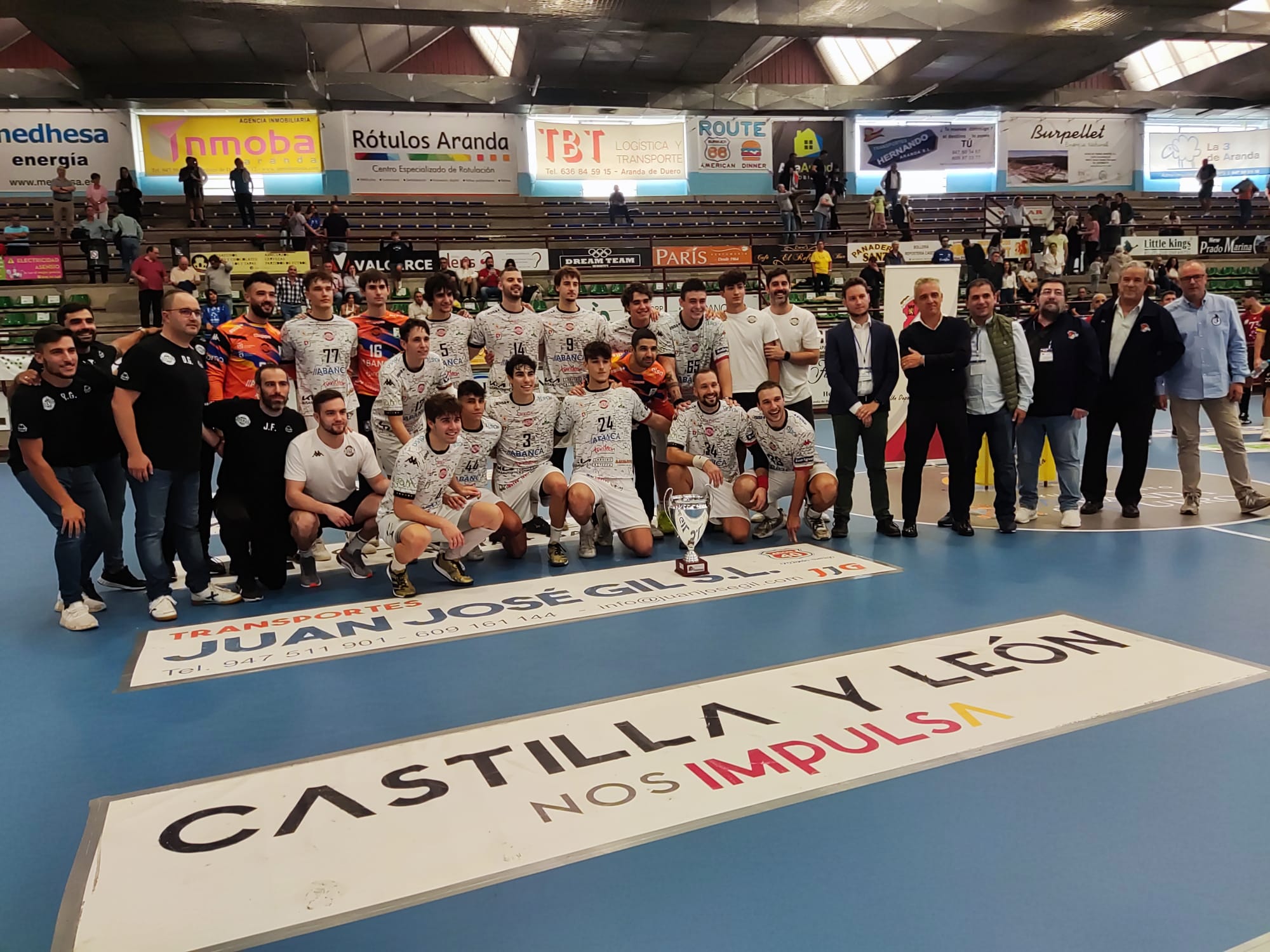 Ademar León posa con la Copa de Castilla y León en el Pabellón Santiago Manguán de Aranda de Duero