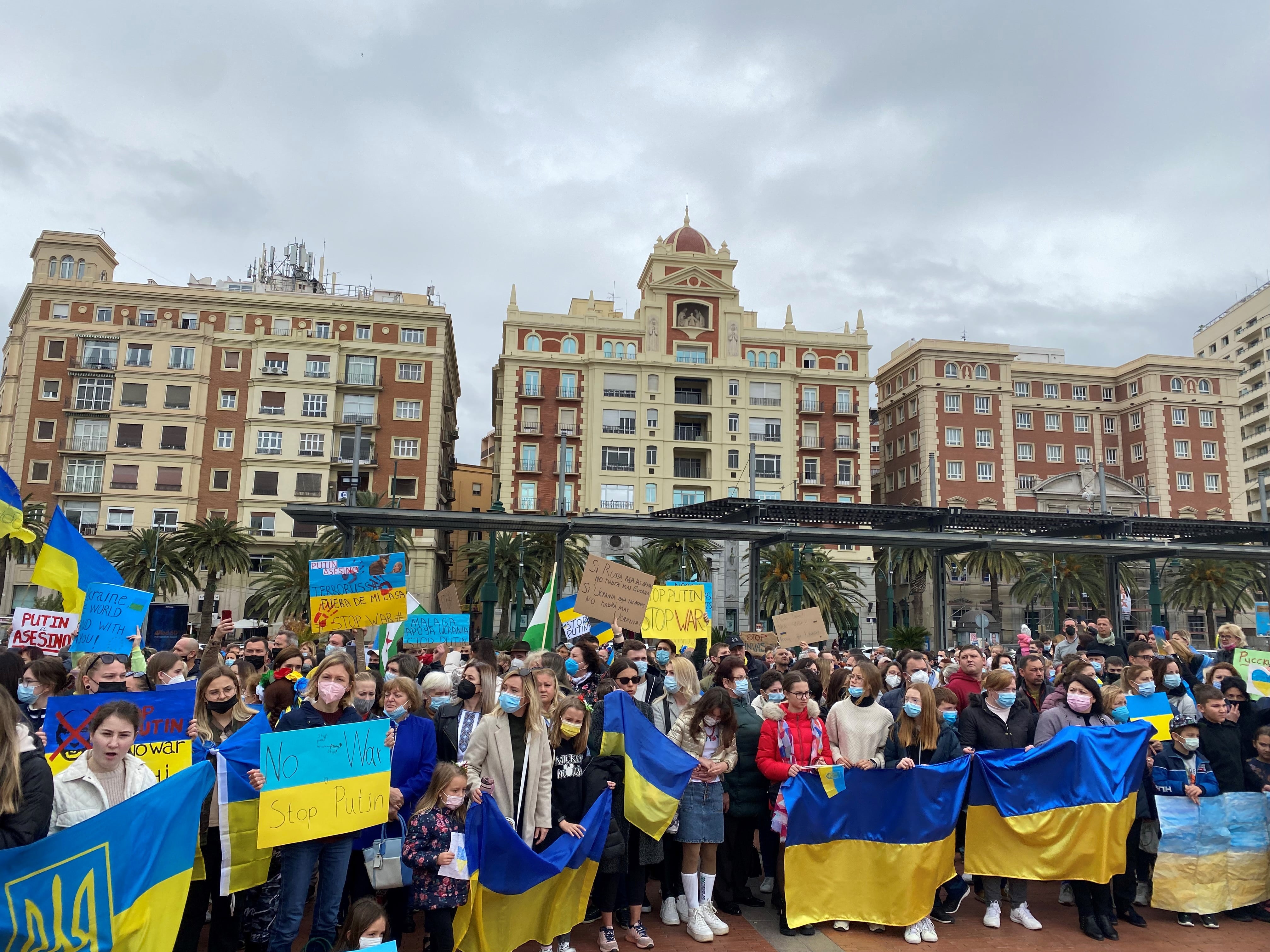 Concentración contra la invasión rusa de Ucrania en la Plaza de la Marina (Málaga) este 27 de febrero