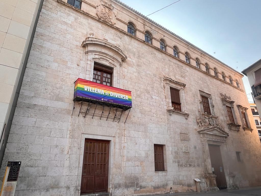 Bandera y pancarta en el Ayuntamiento de Villena