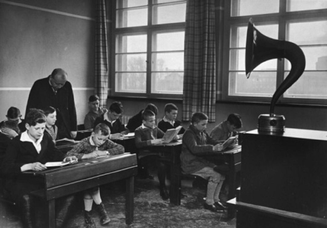 Niños en clase en el año 1950