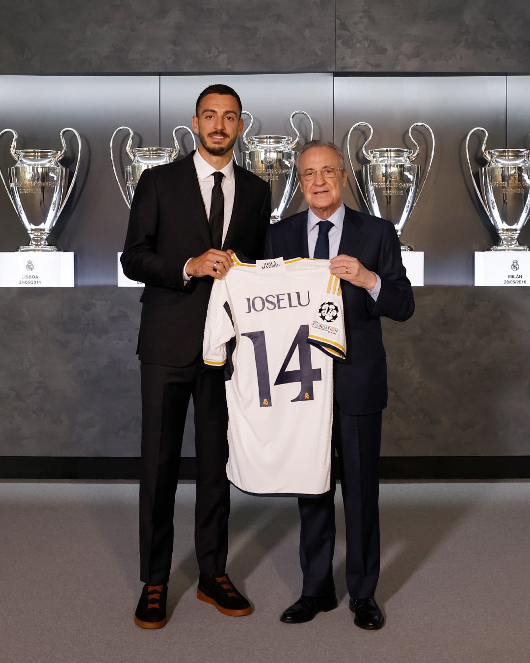 Joselu posa junto a Florentino Pérez con su nueva camiseta, con el número 14 (Real Madrid).