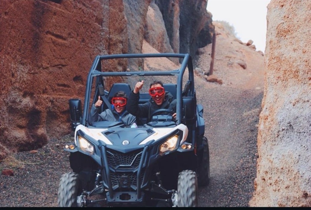 Imágenes de buggies realizando excursiones turísticas por el norte de Lanzarote.