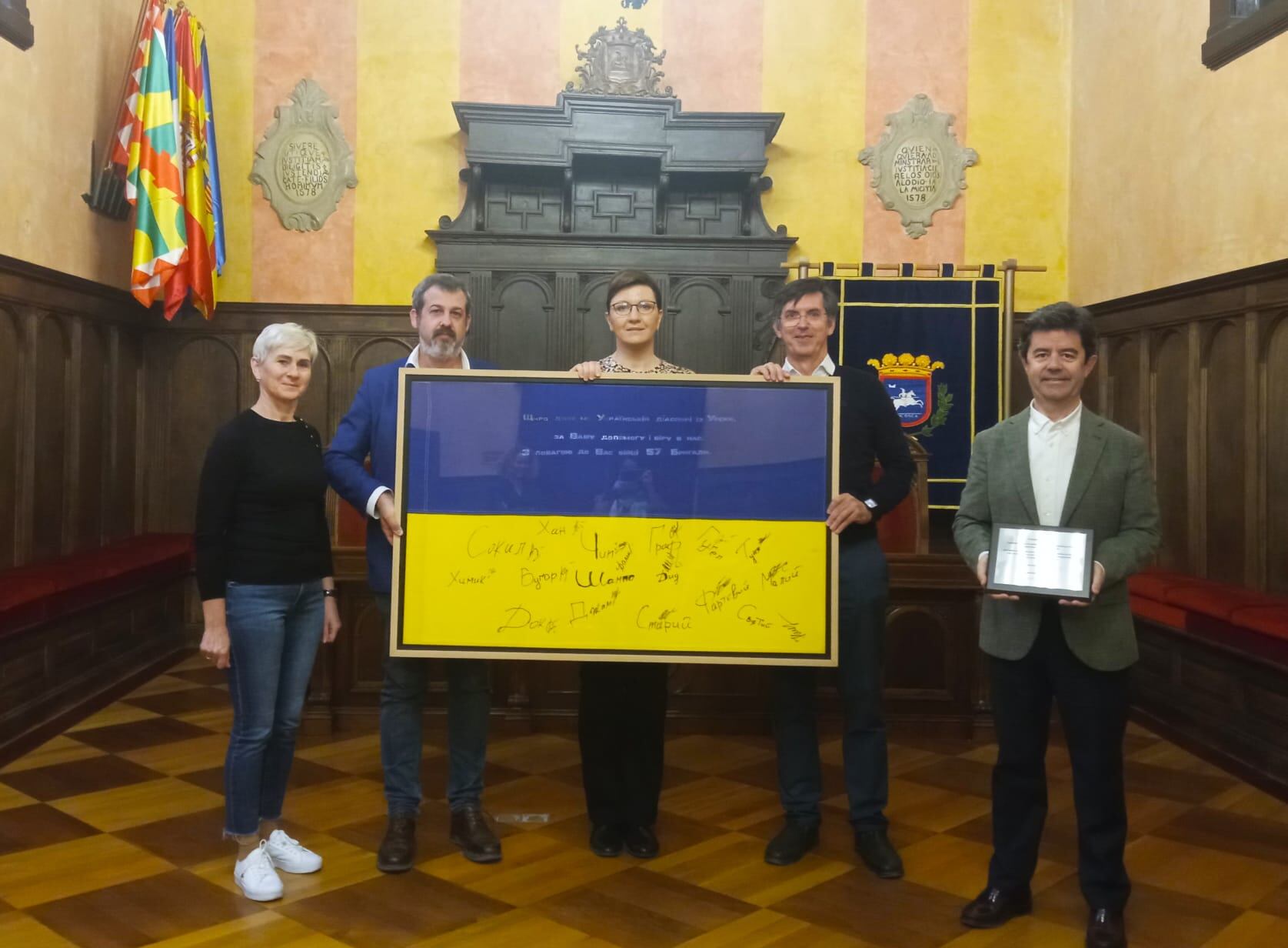 Entrega de la bandera de Ucrania al Ayuntamiento de Huesca