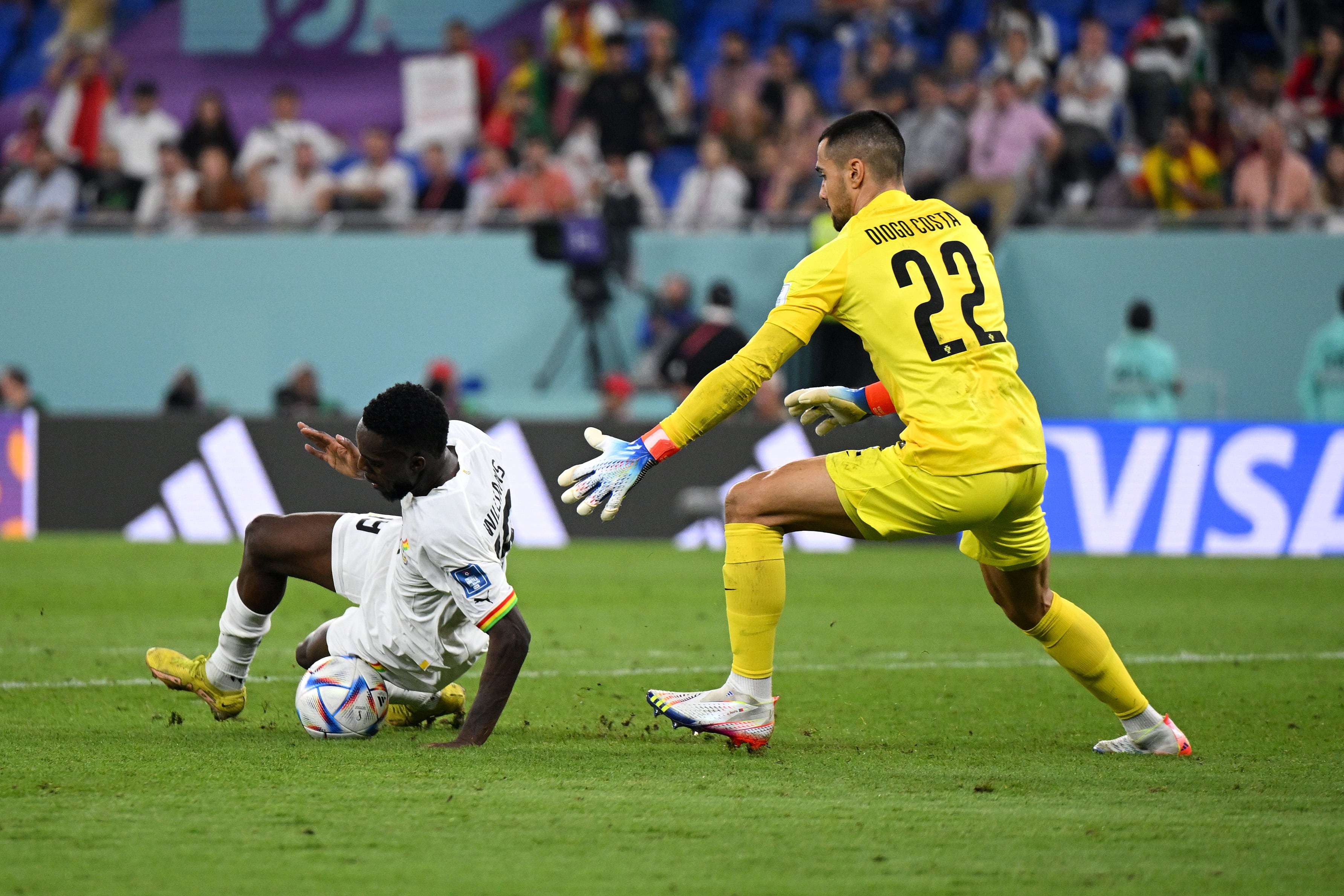 El resbalón de Iñaki Williams ante Diogo Costa