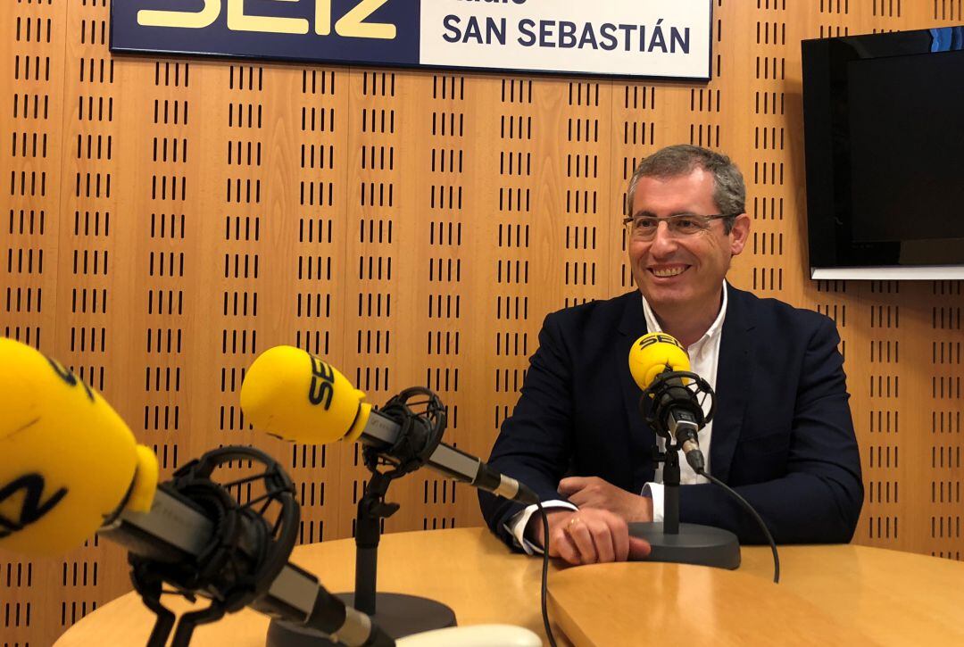 El diputado general de Gipuzkoa, Markel Olano, en los estudios de Radio San Sebastián en una imagen de archivo. 