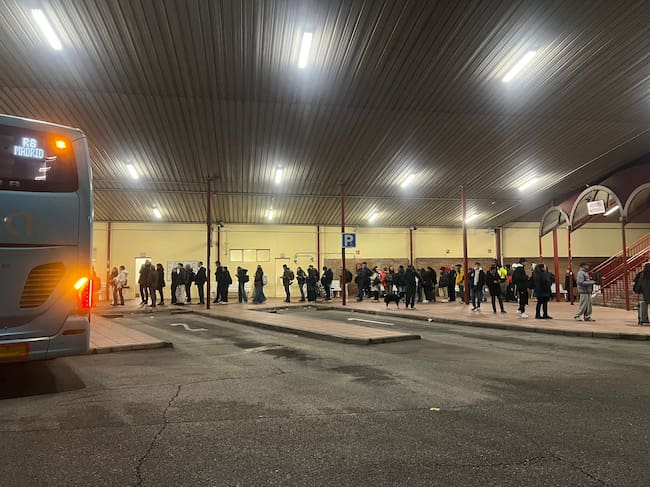 Cola este lunes en Guadalajara para coger el autobús hacia Madrid