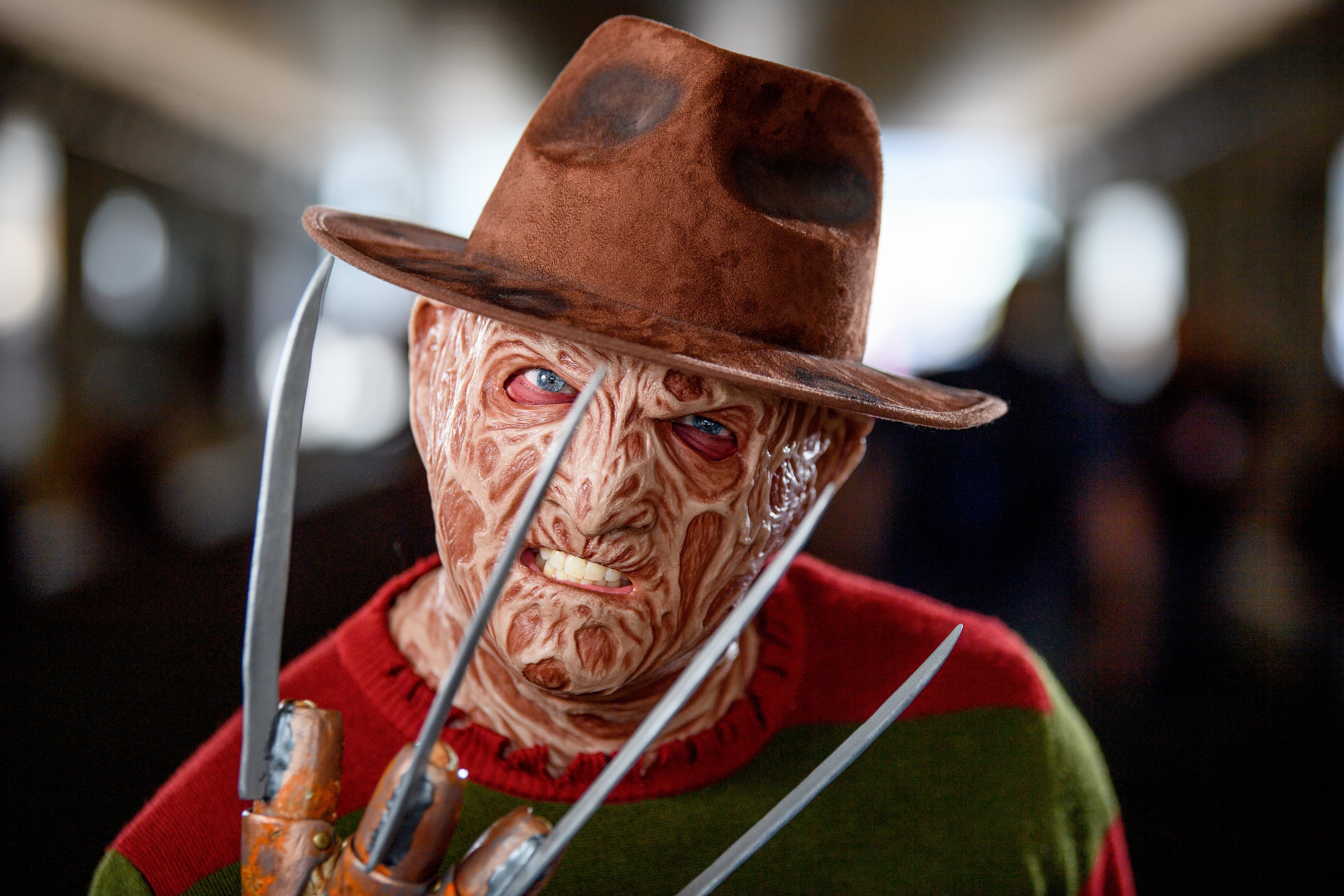 Fan disfrazado de Freddy Krueger