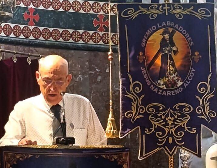José Luis Verdú pregonando la Semana Santa de Alcoy 2025 en la iglesia de San Jorge.