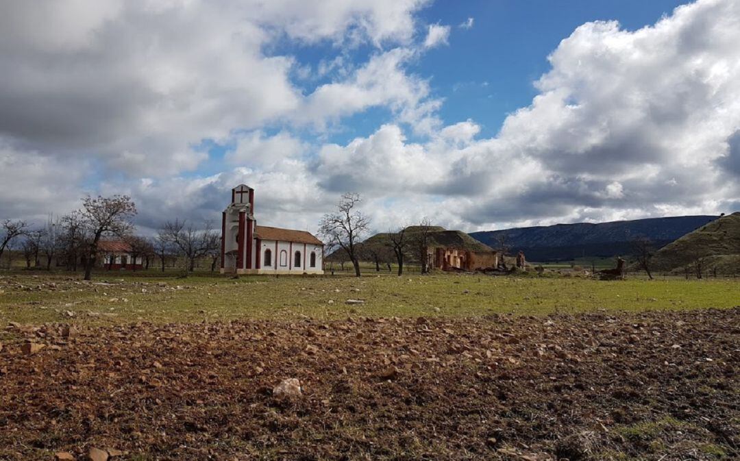 Iglesia de Santa Bárbara, presidiendo el antiguo poblado de Asdrúbal