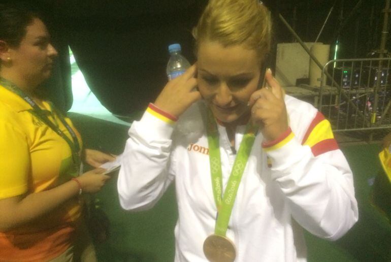 Lidia Valentín atiende a la Cadena SER con su flamante medalla de bronce