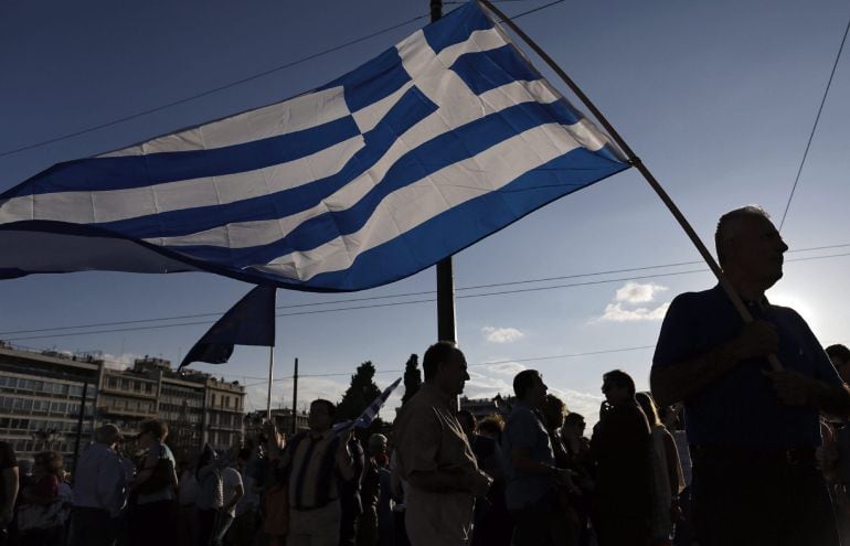 YAN12 - ATENAS (GRECIA), 22/6/2015.- Manifestantes protestan frente al edificio del Parlamento hoy, lunes 22 de junio de 2015, para exigir que el país continúe en la Eurozona en Atenas (Grecia). Miles de personas se manifestaron hoy en Atenas para pedir al Gobierno que logre un acuerdo con los acreedores que permita al país mantenerse dentro de la eurozona. EFE/YANNIS KOLESIDIS