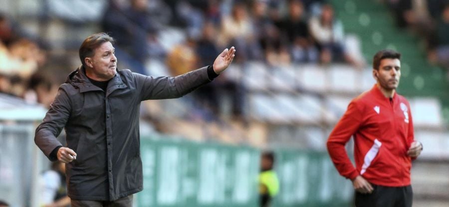 Cristóbal Parralo, junto al banquillo de A Malata durante el Racing-Mirandés (foto: LaLiga Hypermotion)