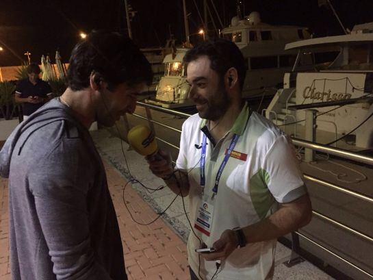 Raúl González conversa con Edu Pidal.