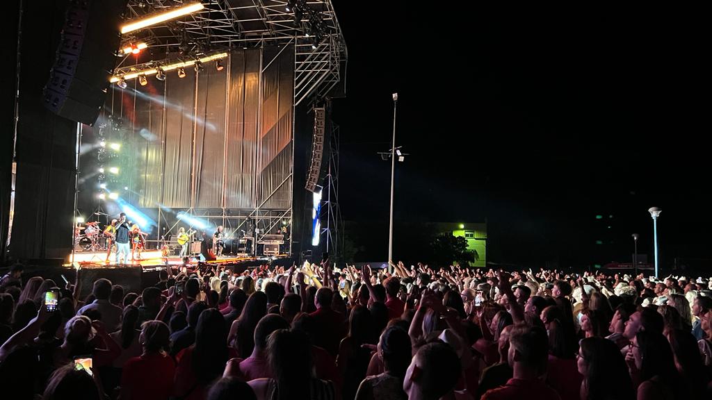 Momento del concierto de Melendi, con aspecto que presentaba el Auditorio de Palomares