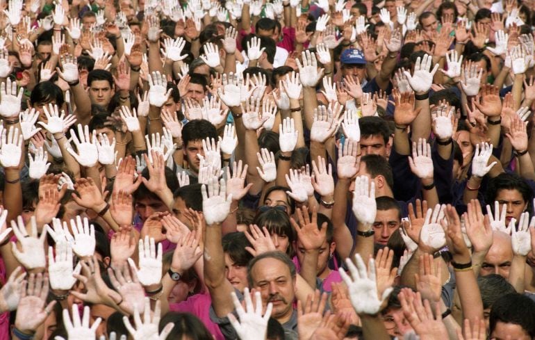 El 10 de julio de 2017 miles de personas recordaron en Ermua con las manos pintadas de blanco al concejal del PP de la localidad Miguel Angel Blanco, asesinado por ETA el 25 de julio de 1997.