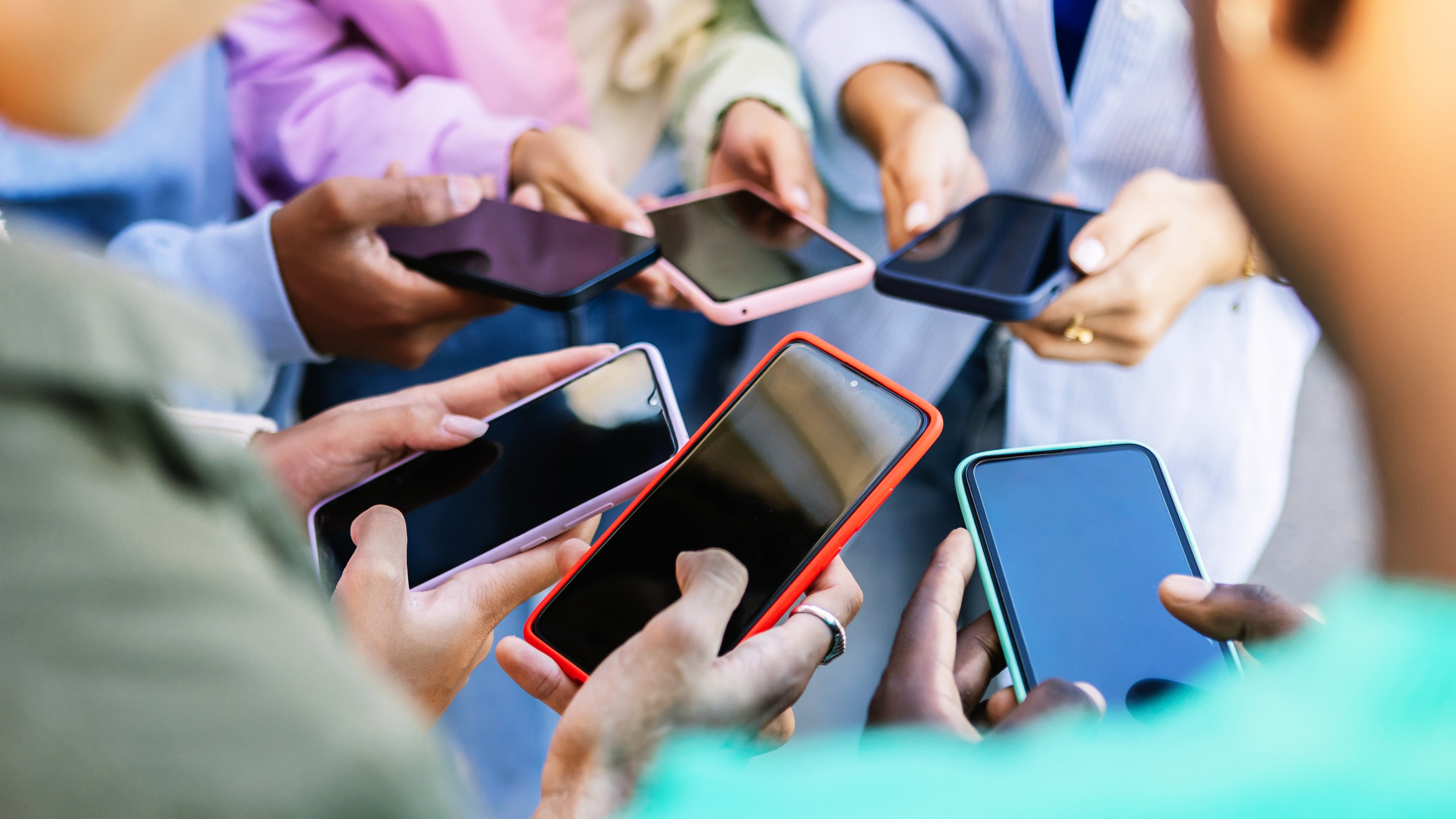 Un grupo de jóvenes con sus teléfonos móviles.