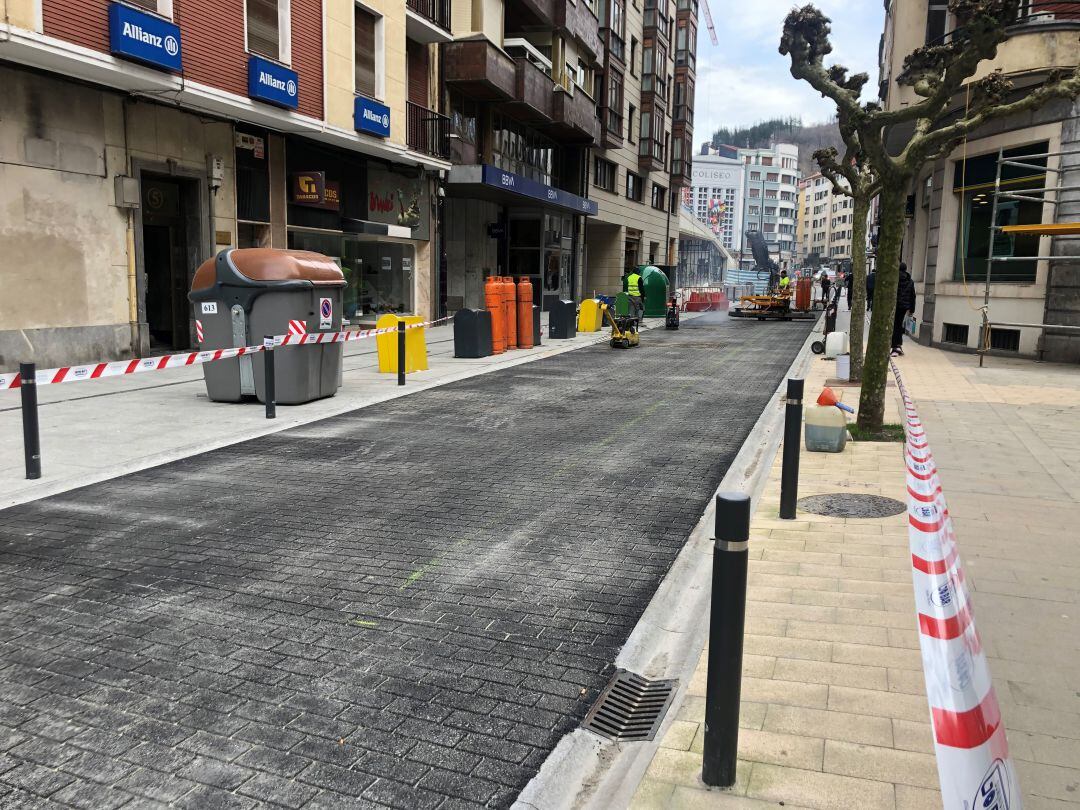 El asfaltado de la calle Errebal ha supuesto variar el sentido del tráfico en varias calles de Eibar 