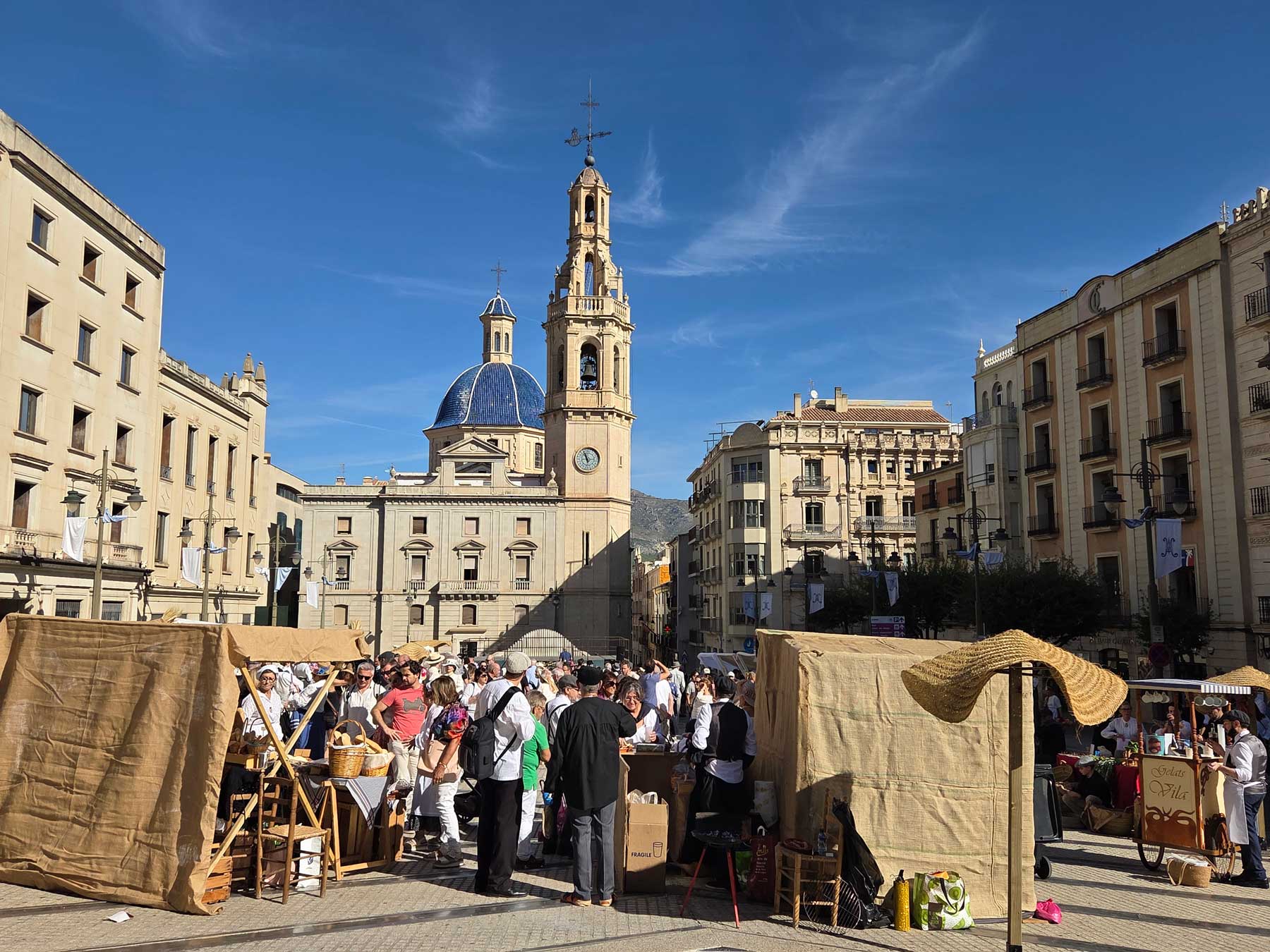 Imagen de la plaza de España, la popular Bandeja, llena de puestos y de público en la recreación de un día de mercado