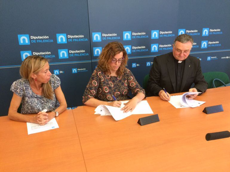 De izquierda a derecha la diputada de cultura, Carmen Fernández, la presidenta de la Diputación Provincial, Ángeles Armisén, y el Admnistrador Diocesano, Antonio Gómez Cantero. 