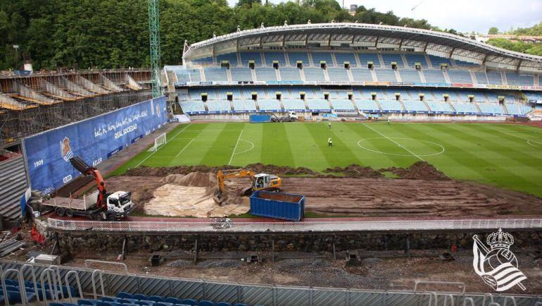 Imagen de las obras en el césped de Anoeta