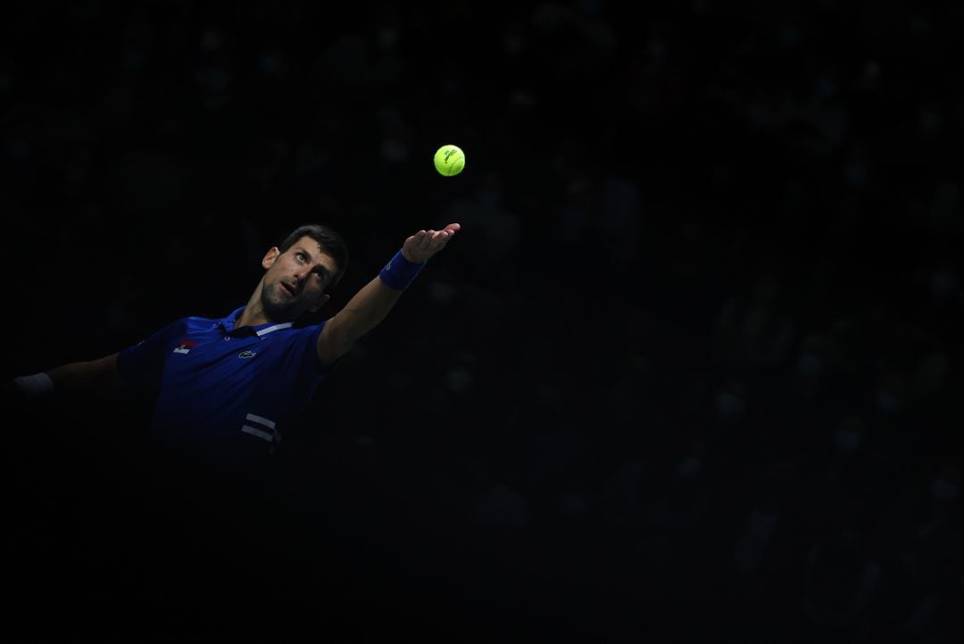 Djokovic hace un saque durante la Copa Davis