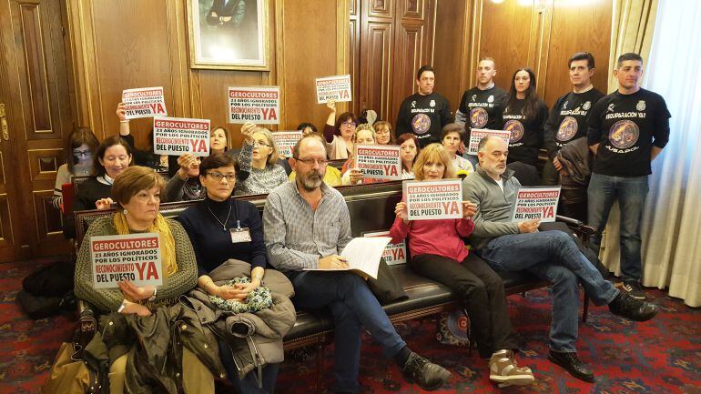 Gerocultores y miembros de JUSAPOL acudieron al pleno a presentar sus reivindicaciones