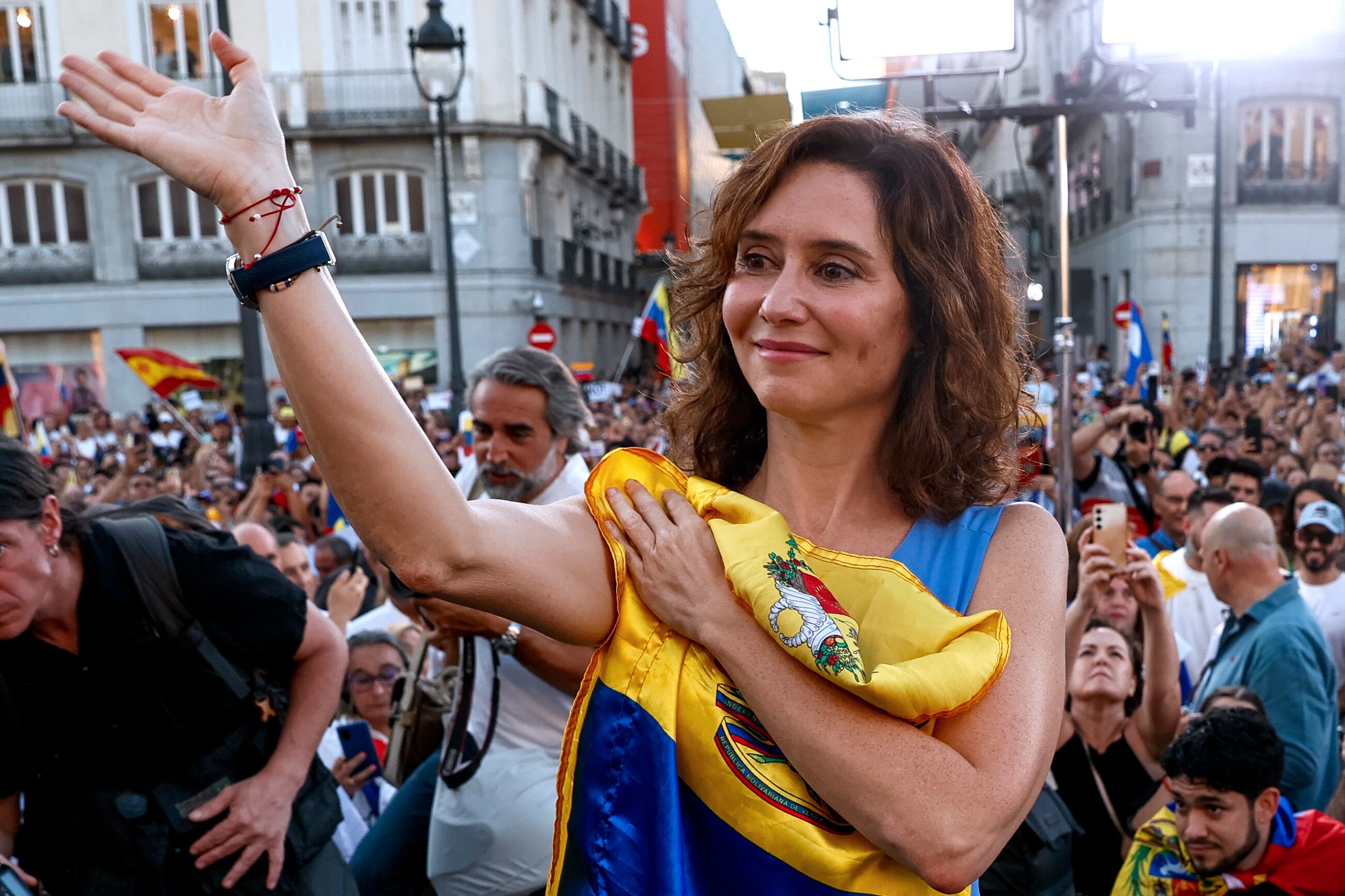 La presidenta de la Comunidad de Madrid Isabel Díaz Ayuso interviene en la &quot;Concentración por la Verdad de Venezuela&quot; convocada a nivel Mundial, este sábado en la Puerta del Sol, en Madrid