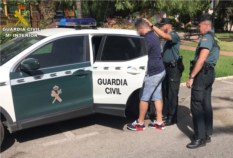 Momento de la detención de un varón de 40 años en Churriana por la supuesta agresión sexual de una niña de 13 años en Torrevieja