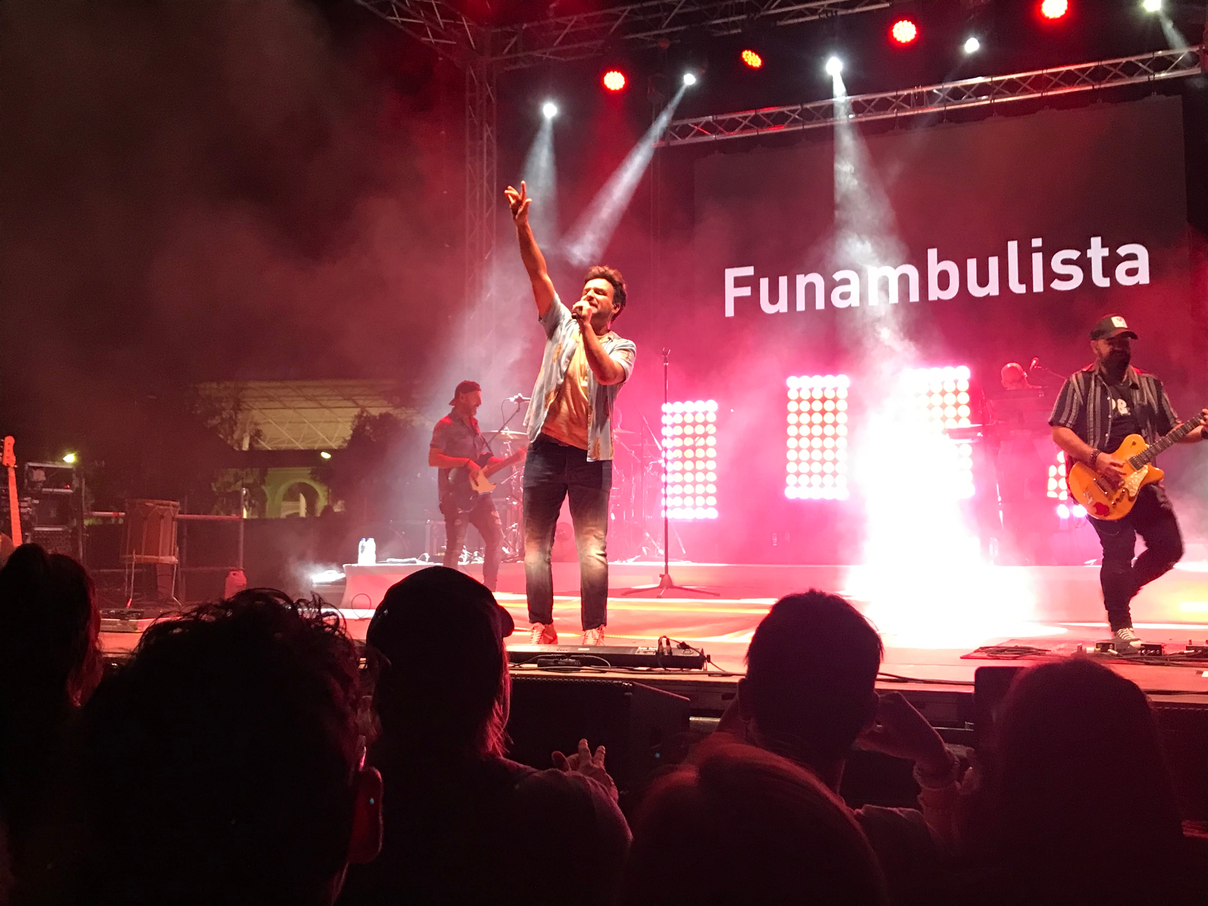 Diego Canero al frente de Funambulista durante el concierto de Cadena Dial en Cuenca.