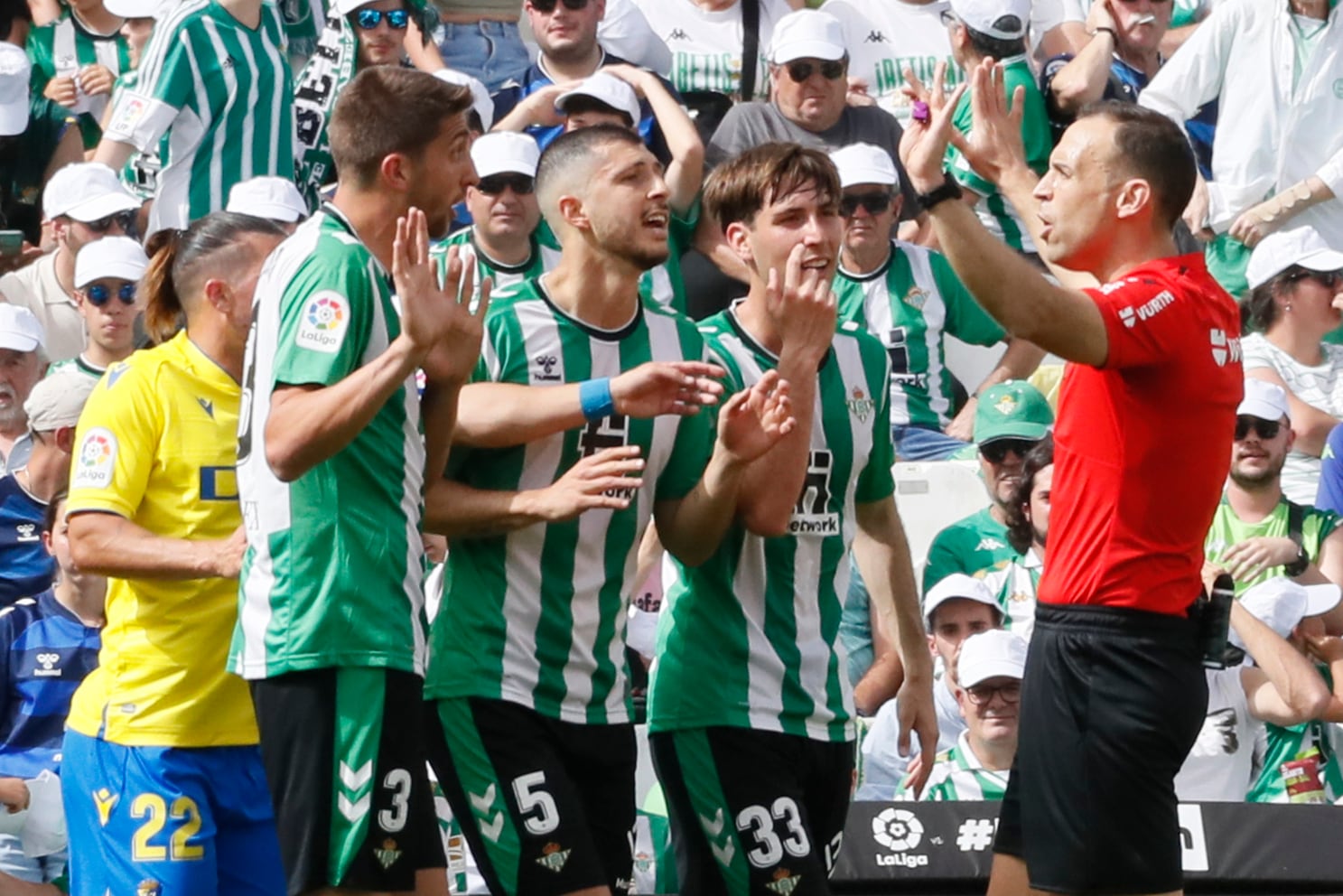 Sevilla, 09/04/2023.- Los jugadores del Betis discuten con el árbitro Cuadra Fernández (d) tras la expulsión de Canales durante el partido de LaLiga correspondiente a la jornada 28, disputado este domingo en el estadio Benito Villamarín de Sevilla. EFE/José Manuel Vidal
