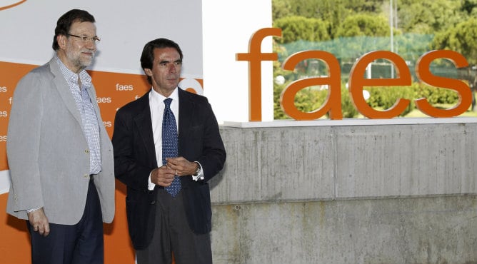 El presidente del Gobierno, Mariano Rajoy, y el presidente de la Fundación Faes, José María Aznar, han conversado durante unos minutos antes del acto de clausura del curso de verano de FAES