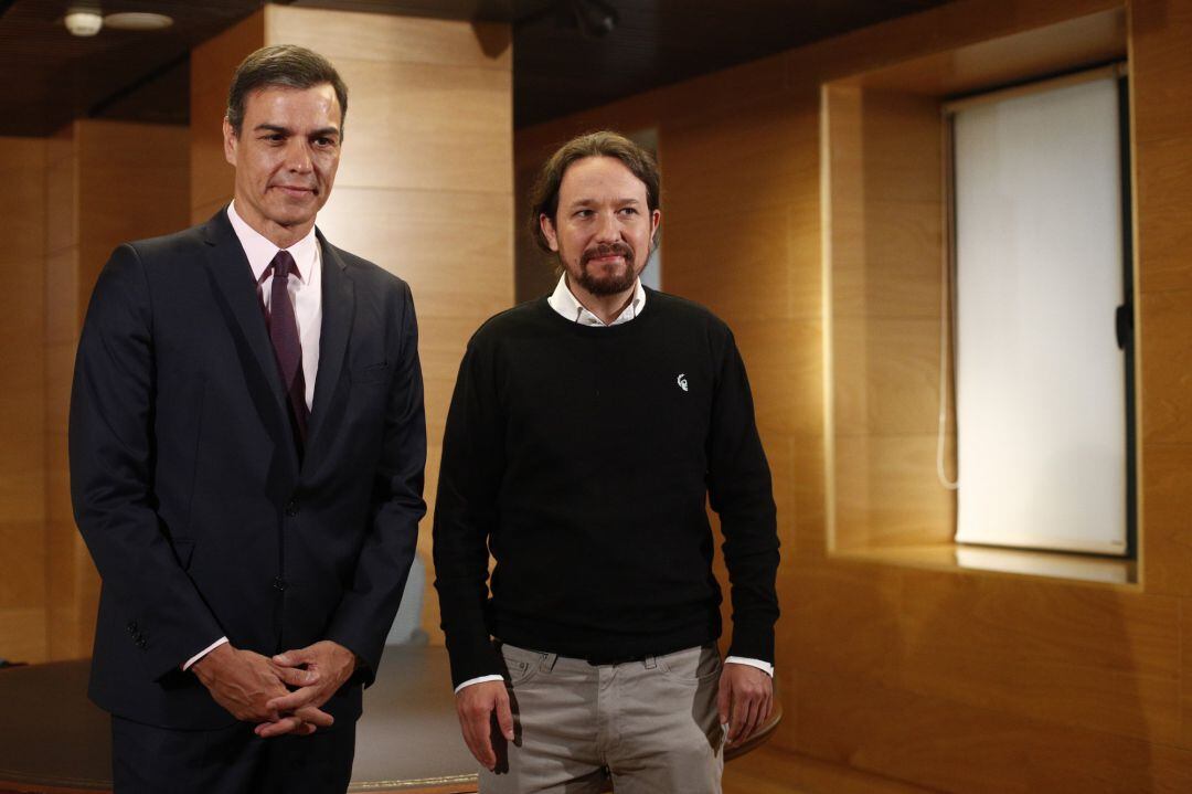 Pedro Sánchez inicia las reuniones para formar gobierno con el secretario general de Unidas Podemos, Pablo Iglesias 