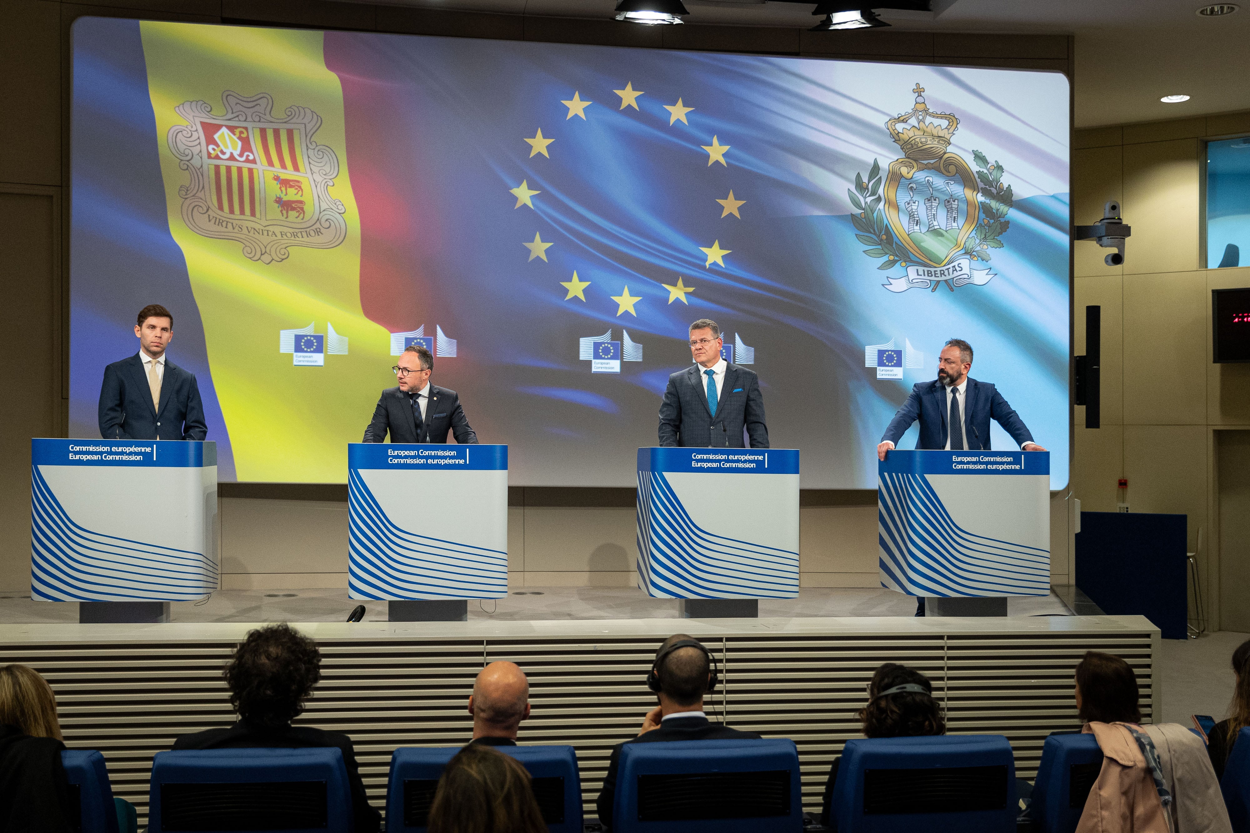 El cap de Govern, Xavier Espot, el vicepresident de la Comissió Europea, Maroš Šefčovič, i el ministre d'Afers Exteriors de San Marino, Luca Beccari, a Brussel·les