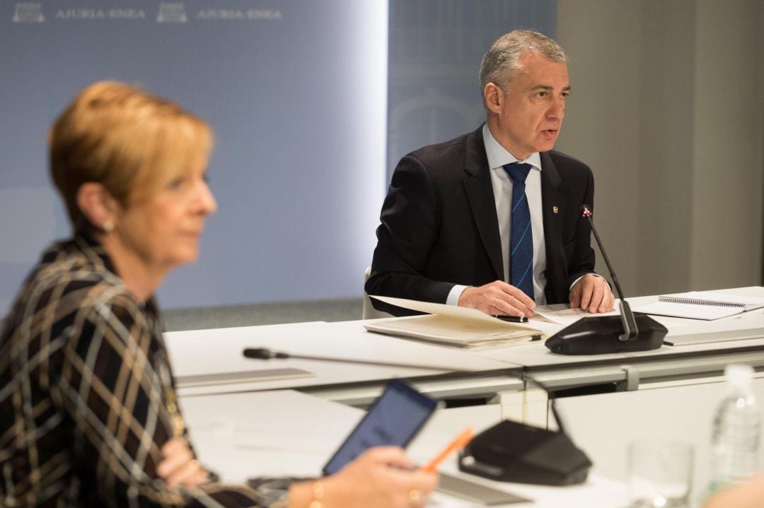  Fotografía cedida por el Gobierno Vasco del lehendakari, Iñigo Urkullu (d), y la consejera de Desarrollo Económico e Infraestructuras, Arantxa Tapia, durante la reunión este miércoles de la Mesa Socio-Económica de Euskadi, en la que el Gobierno Vasco, las diputaciones, los sindicatos y las asociaciones empresariales, entre otros colectivos, analizan las acciones a emprender para afrontar la crisis provocada por la pandemia de coronavirus.