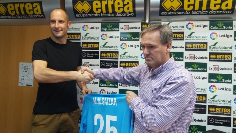 Saizar, durante su presentación como nuevo portero del Numancia.